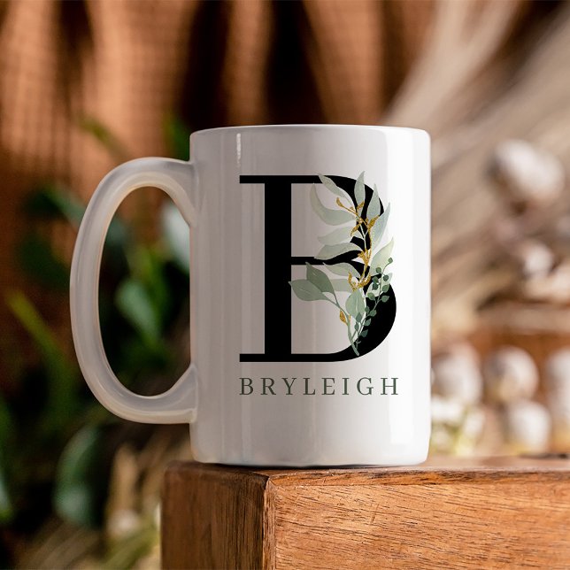 Mug Monogramme Première aquarelle verte (This mug features a monogram with watercolor greenery with gold and the name below in green.)