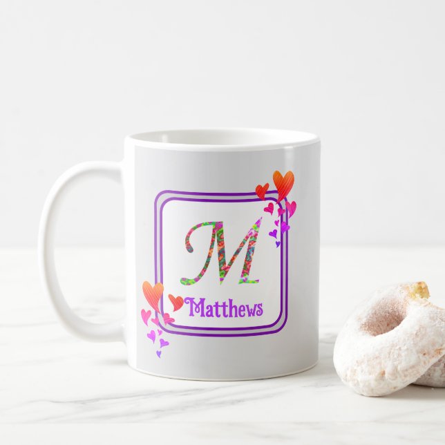 Mug Monogramme Purple Coeurs colorés Nom initial (Avec donut)