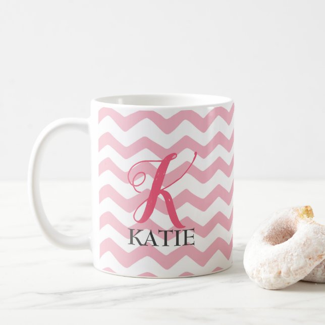 Mug Monogramme rose et blanc de Chevron (Avec donut)