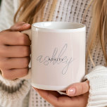 Mug Monogramme rose pâle personnalisé<br><div class="desc">Commencez vos matins de la façon la plus personnelle et élégante possible avec notre Mug de café rose et moelleux Monogram. Cette tasse moderne et personnalisée, ornée d'un design de script chic, est la façon idéale d'ajouter une touche de sophistication à votre quotidien. Non seulement c'est un accessoire étonnant, mais...</div>