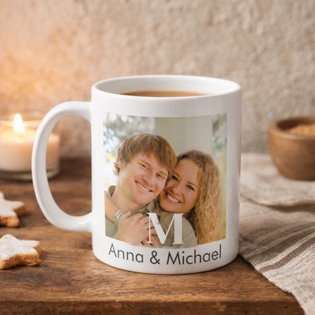 Mug Monogramme superposition Luxe (“Elevated monogram mug design with bold serif initial overlay for modern everyday style.”)