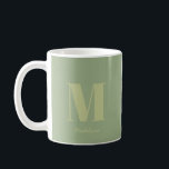 Mug Monogramme vert de surface minimale moderne Nom in<br><div class="desc">Sage Vert moderne Monogramme minimal Nom initial Café Mug</div>