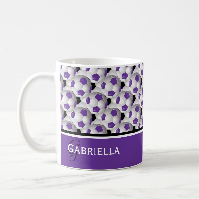 Mug Monogramme violet noir Motif de balle de soccer (Gauche)