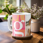 Mug Monographie moderne - Courbes organiques rétro - P<br><div class="desc">Un design moderne avec des courbes organiques dans les tons rose, corail et mandarine. Personnalisez cette tasse de café avec un monogramme et une photo. Pour couronner le tout, ajoutez une photo pour faire un grand cadeau. Si vous avez besoin d'ajuster les images ou les monogrammes, cliquez sur l'outil personnaliser...</div>