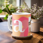 Mug Monographie moderne - Courbes organiques rétro - P<br><div class="desc">Un design moderne avec des courbes organiques dans les tons rose, corail et mandarine. Personnalisez cette tasse de café avec un monogramme et une photo. Pour couronner le tout, ajoutez une photo pour faire un grand cadeau. Si vous avez besoin d'ajuster les images ou les monogrammes, cliquez sur l'outil personnaliser...</div>