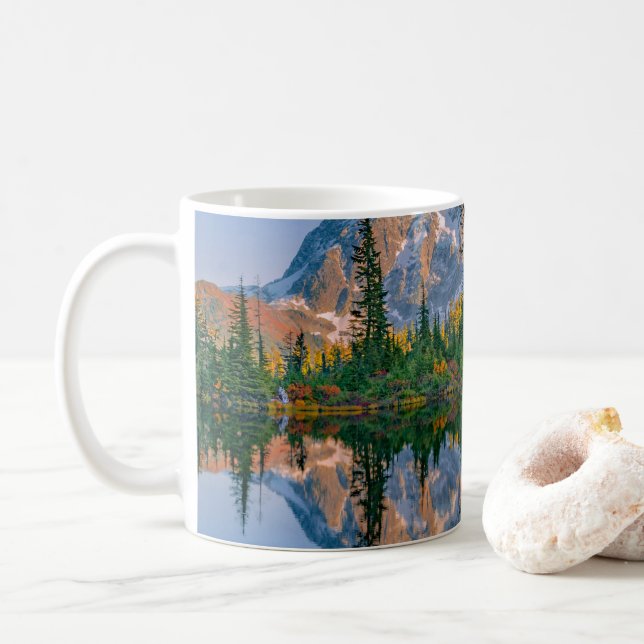 Mug Mont Shuksan reflété dans le lac Reflection (Avec donut)