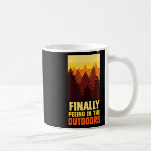 Mug Montagnard drôle urinant à l'extérieur garçon de l