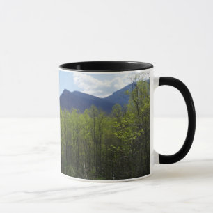 Mug Montagnes fumées dans le paysage du printemps