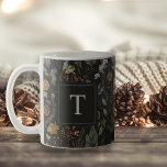 Mug Moody Winter Botanical Christmas Holiday Monogramm<br><div class="desc">Apportez le charme des vacances à votre café ou à votre thé avec cette tasse monogramme de Noël personnalisée par Redwood & Vine Design Co. Le design est composé d'un arrière - plan vert profond orné de feuilles et de baies d'automne, créant un look festif mais intemporel. Parfait comme cadeau...</div>