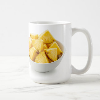 Mug morceaux d'ananas dans un bol