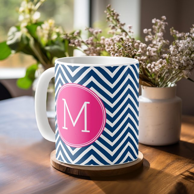 Mug Motif Chevron avec Monogram - Navy Magenta (Personalized mug template with a monogram)