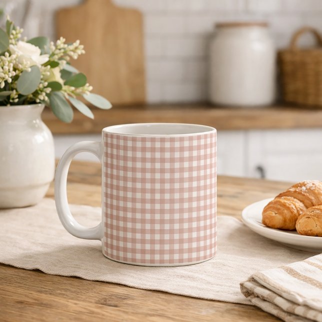 Mug Motif classique à carreaux rose et blanc gingham  (A mug with a pink and white gingham pattern.)