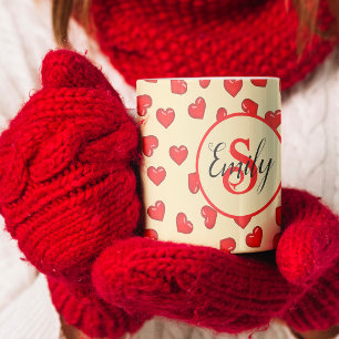Mug motif de coeur rouge élégant sur beige monogrammed