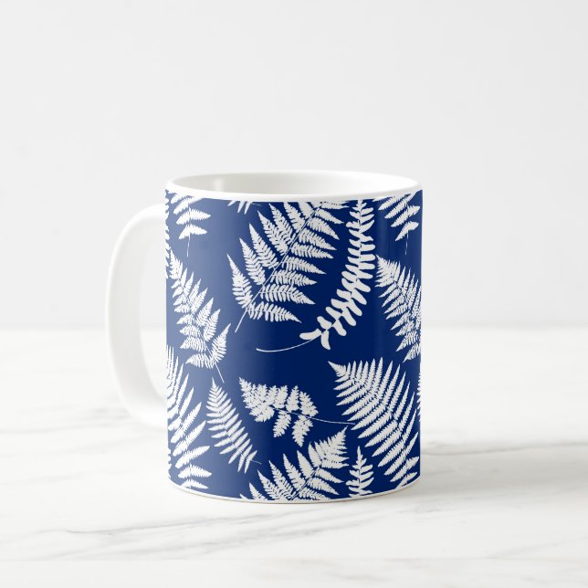 Mug Motif de fougères de bois, bleu de cobalt et blanc (Devant gauche)