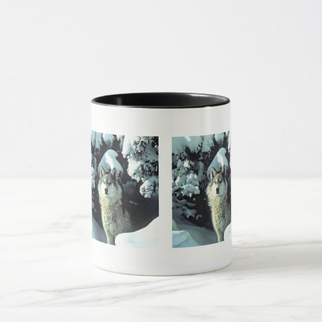 Mug Motif de loup dans les pins d'hiver (Centre)