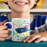 Mug Motif Dinosaure coloré avec nom enfant<br><div class="desc">Ajoutez une touche de dinosaure colorée à la collection de tasse de cuisine de votre petit garçon ou fille avec cette adorable tasse de motif de dino personnalisée. En plus des amusants dinosaures caricaturaux, il y a des volcans et des arbres tropicaux de l'ère Jurassique et des fleurs. Il y...</div>