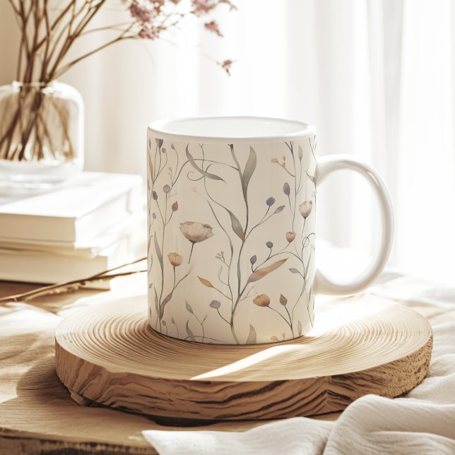 Mug Motif Fleur sauvage neutre en aquarelle sèche (Neutral Dry Watercolor Wildflowers Pattern Coffee Mug on a sunny neutral boho kitchen table.)