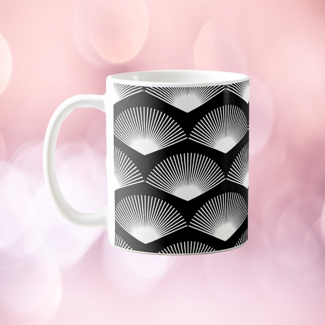 Mug Motif Ventilateur blanc Art déco Arrière - plan no (A mug with a white fan art deco pattern on a black background.)
