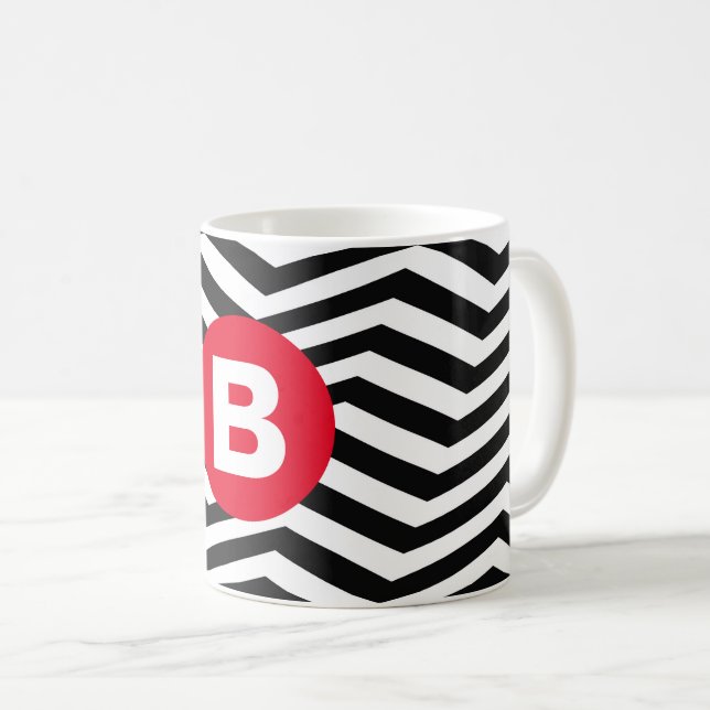 Mug Motif Zig Zag Noir et Blanc Monogramme Rouge (Devant droit)