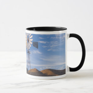 Mug Moulin à vent et barrage dans le Karoo au lever du