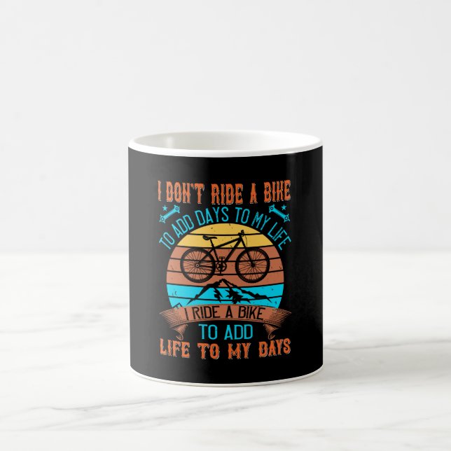 Mug MTB Je Passe Un Vélo Pour Ajouter La Vie À Mes Jou (Centre)