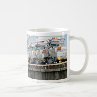 Mug "Mules électriques," serrures de Pedro Miguel,