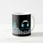 Mug musicien Dj personnalisé<br><div class="desc">Personnalisez votre boisson comme un professionnel de la musique. Deejay eqalizer music tech play cover. Couverture motif simple joueur avec votre nom. Faites de la musique avec une tasse de café ou de thé ou peut-être quelque chose d'autre. Édition casque bleu clair.</div>