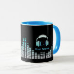 Mug musicien Dj personnalisé<br><div class="desc">Personnalisez votre boisson comme un professionnel de la musique. Deejay eqalizer music tech play cover. Couverture motif simple joueur avec votre nom. Faites de la musique avec une tasse de café ou de thé ou peut-être autre chose. Édition casque bleu clair. Combinaison cool de bleu et de noir.</div>