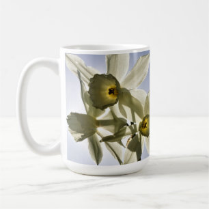 Mug Narcisses qui fleurissent sous un ciel bleu printa