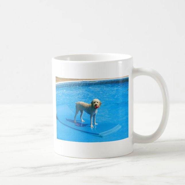 Mug Natation blanche de chien de Cockapoo sur un (Droite)