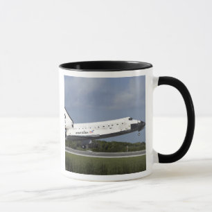 Mug Navette spatiale Découverte atterrit sur la piste