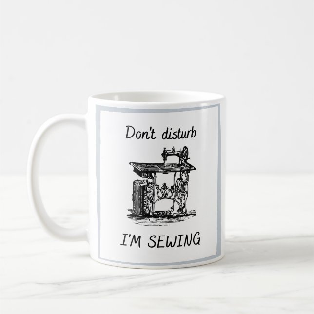 Mug Ne dérangez pas que je coudre la machine à coudre  (Gauche)