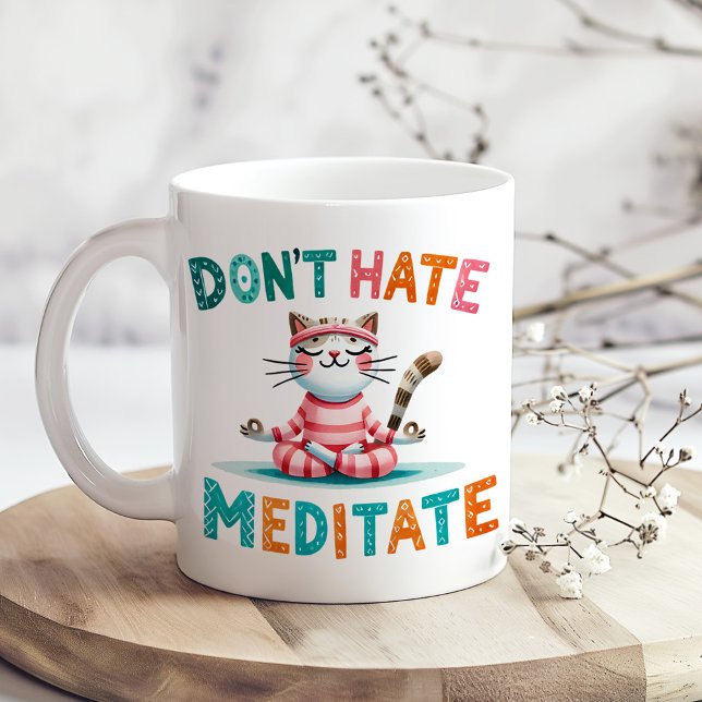 Mug "Ne détestez pas la Médaille" Drôle Amoureux des c ("Don't Hate Meditate" Funny Cat Lover's Coffee Mug on a boho kitchen table with tiny flowers)