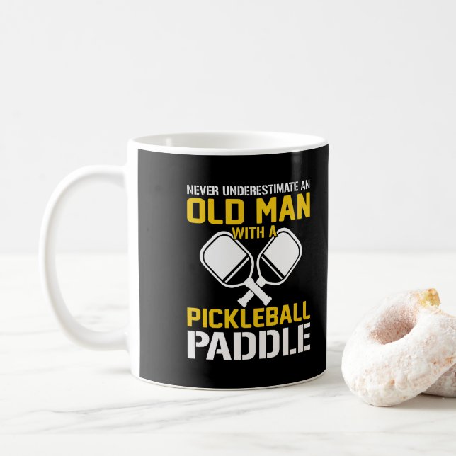 Mug Ne jamais sous-estimer et vieil homme avec un Pick (Avec donut)