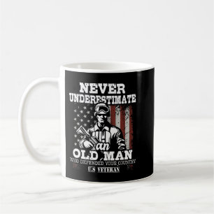 Mug Ne jamais sous-estimer un vieil homme - Patriotiqu