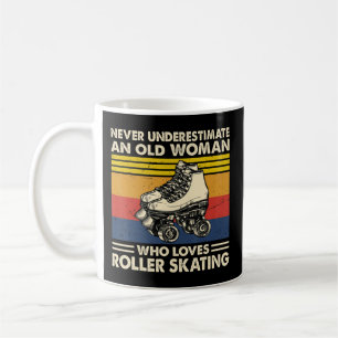 Mug Ne jamais sous-estimer une vieille femme aime le r