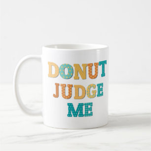 Mug Ne Jugez-moi pas drôle Monogramme Qoute