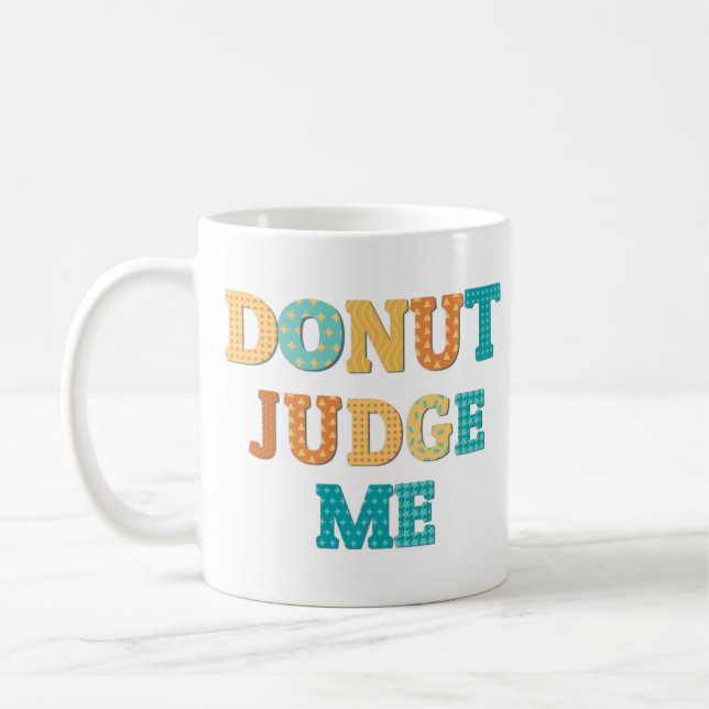Mug Ne Jugez-moi pas drôle Monogramme Qoute (Gauche)