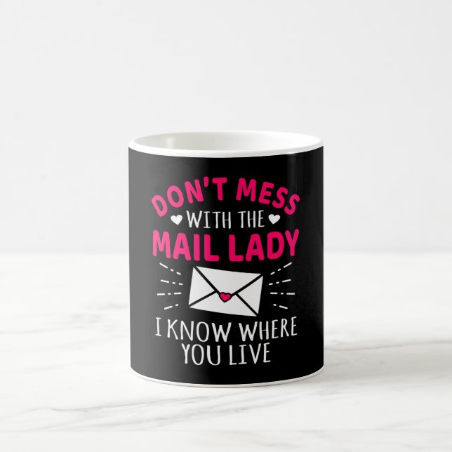 Mug Ne manquez pas avec le Mail Lady Funny Postal Work (Centre)