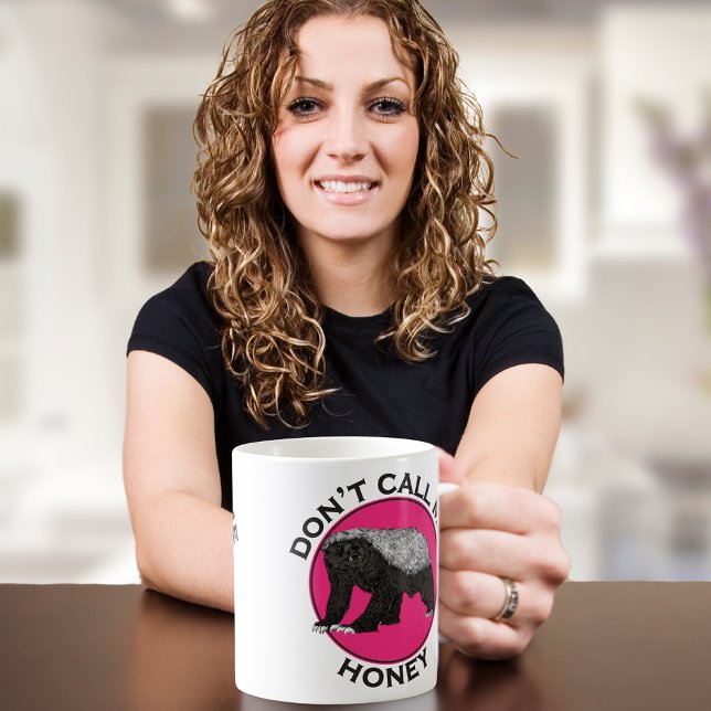 Mug Ne m'appelez pas Chérie Badger Féministe Rose Art (Dont call me honey funny honey badger feminist quote coffee mug pink and black)