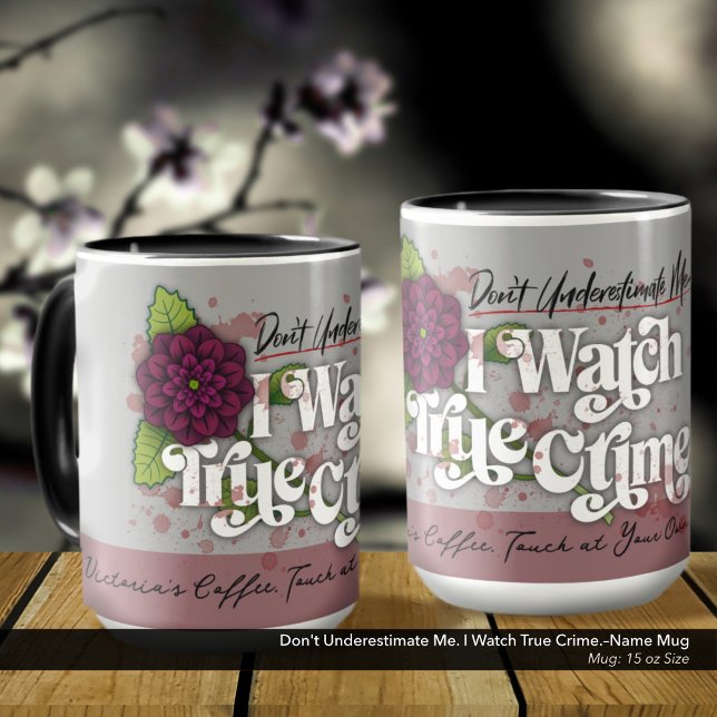 Mug Ne me sous-estimez pas. Je regarde les vrais crime (Don't Underestimate Me. I Watch True Crime.–Mug Customized with Your Name.)