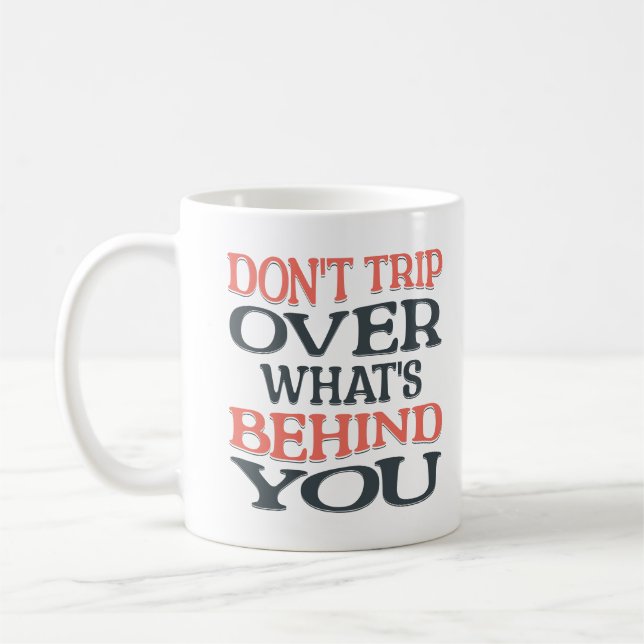 Mug Ne pas trébucher sur ce qui se cache derrière vos  (Gauche)