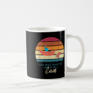 Mug Ne peut pas travailler le bras est dans un plâtre 