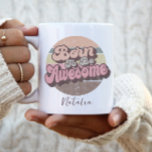 Mug Né Pour Être Impressionnant Rétro Vintage Annivers<br><div class="desc">Né Pour Être Un Magnifique Retro Vintage Anniversaire Mug Personnalisé. Un design rétro branché parfait pour offrir à votre mère,  à votre grand-mère ou à un être cher le jour de la Mère ou juste comme un cadeau pour montrer combien vous aimez et soins.</div>