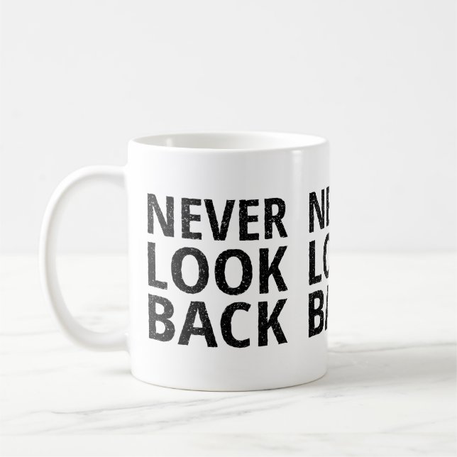Mug Ne regardez jamais la typographie inspirée (Gauche)