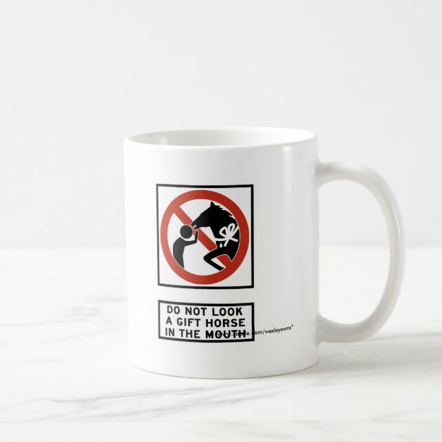 Mug Ne regardez pas un cheval de cadeau dans le signe (Droite)