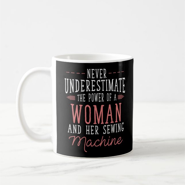 Mug Ne Sous-Estimez Jamais Le Pouvoir D'Une Femme Et D (Gauche)