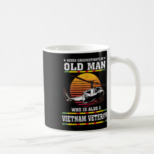 Mug Ne Sous-Estimez Jamais Le Vieil Homme Qui Est Un V