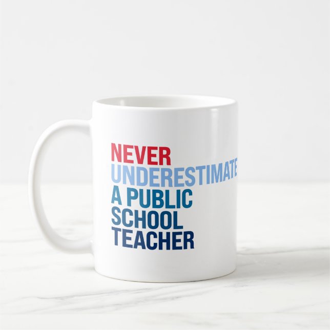 Mug Ne sous-estimez jamais un enseignant d'école publi (Gauche)