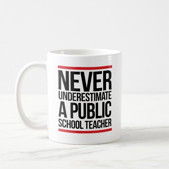 Mug Ne sous-estimez jamais un enseignant d'école publi (Gauche)
